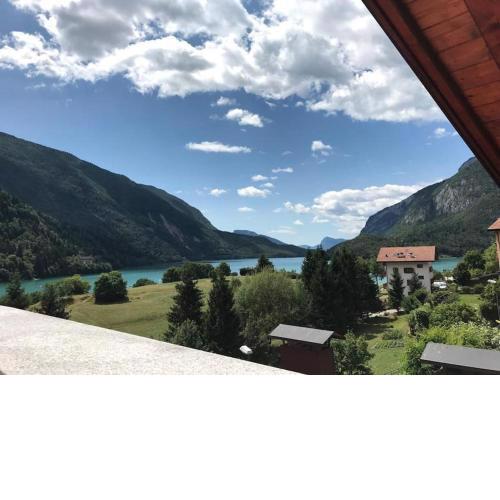 Attico con vista sul lago e montagne a Molveno