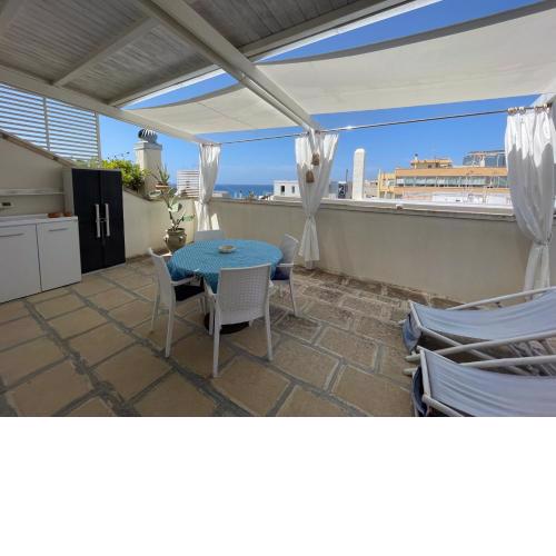Attico vista mare con 2 bagni m363