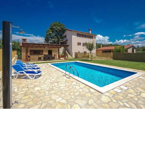 Attractive Holiday Home in Buje with Swimming Pool