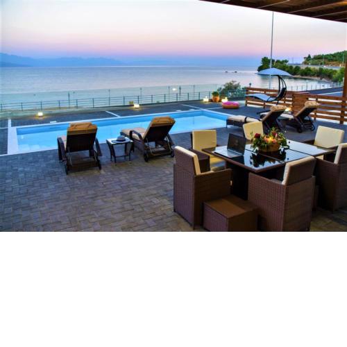 Aurora Luxury Retreat - Beachfront & Private Pool