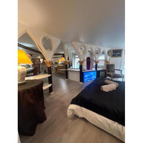 AV MONTAIGNE CHAMPS ELYSEE PARIS