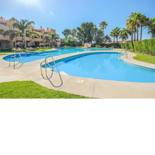 Awesome apartment in Calahonda w/ Outdoor swimming pool, Outdoor swimming pool and 3 Bedrooms