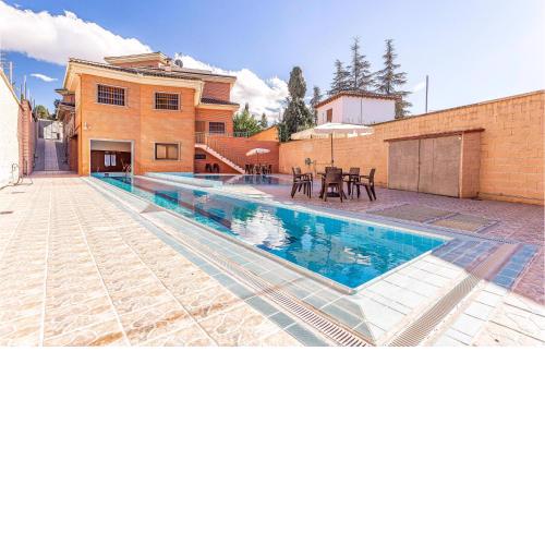 Awesome home in Albolote with WiFi, Outdoor swimming pool and 8 Bedrooms