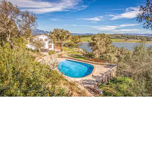 Awesome home in Alcalá de los Gazules with Outdoor swimming pool, Outdoor swimming pool and 5 Bedrooms