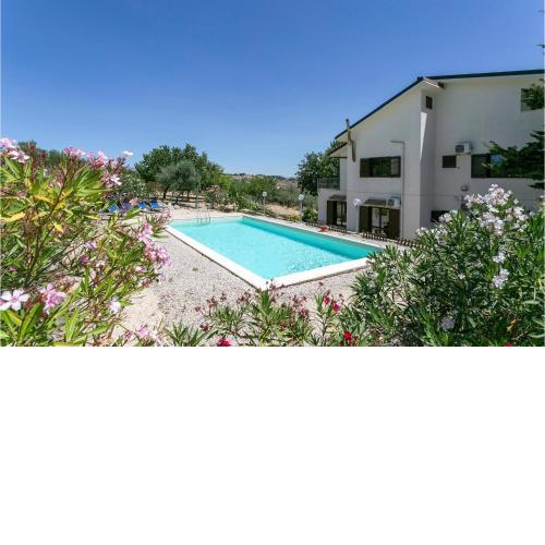 Awesome home in Aragona with 5 Bedrooms and Outdoor swimming pool