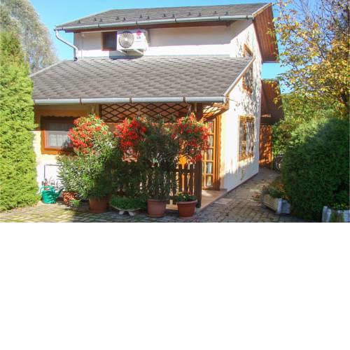 Awesome home in Balantonalmádi w/ 4 Bedrooms