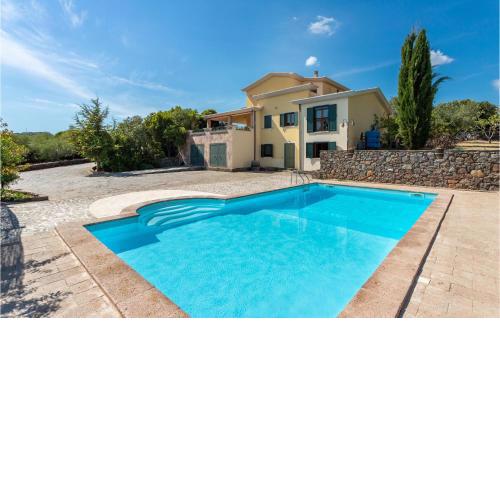 Awesome home in Bosa with Private swimming pool, 5 Bedrooms and Outdoor swimming pool