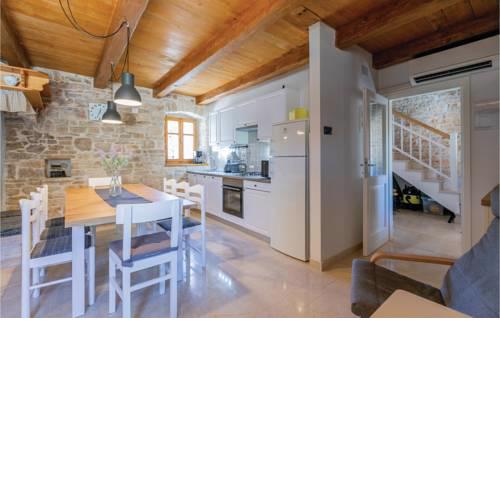 Awesome home in Burici w/ WiFi and 4 Bedrooms