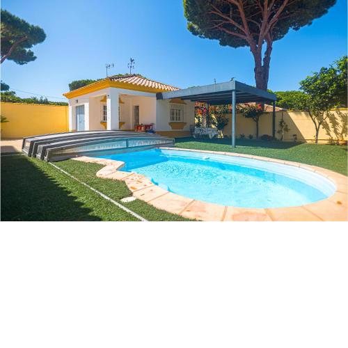 Awesome home in Cadiz with Outdoor swimming pool, WiFi and 3 Bedrooms
