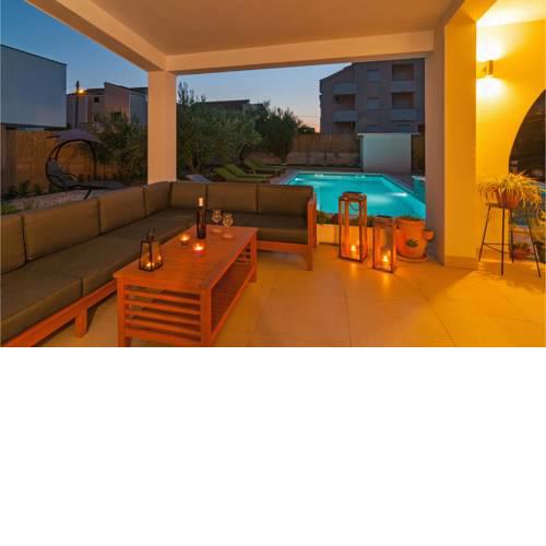Awesome home in Kastel Stafilic w/ Outdoor swimming pool, Jacuzzi and 4 Bedrooms