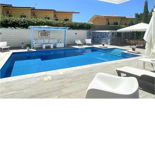 Awesome home in Laura with Outdoor swimming pool, 5 Bedrooms and WiFi
