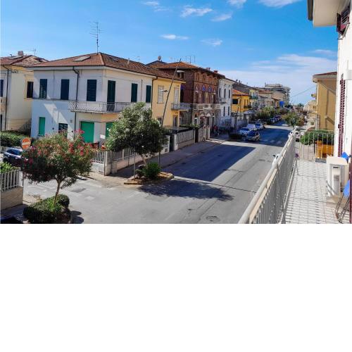 Awesome home in Lido di Camaiore with 4 Bedrooms