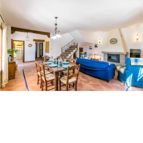 Awesome home in Malaga with Outdoor swimming pool, WiFi and 3 Bedrooms