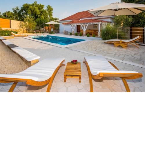 Awesome home in Pokrovnik w/ Outdoor swimming pool, Jacuzzi and 3 Bedrooms