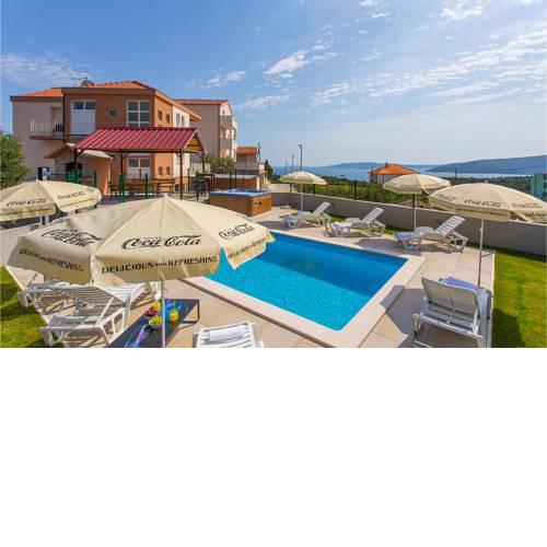 Awesome home in Seget Donji w/ Outdoor swimming pool, Jacuzzi and 4 Bedrooms