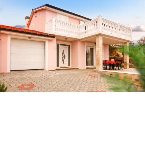 Awesome home in Smrika w/ Jacuzzi and 3 Bedrooms