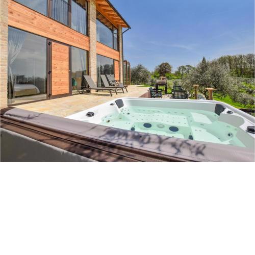 Awesome Home In Volpago Del Montello With Wifi, 4 Bedrooms And Outdoor Swimming Pool
