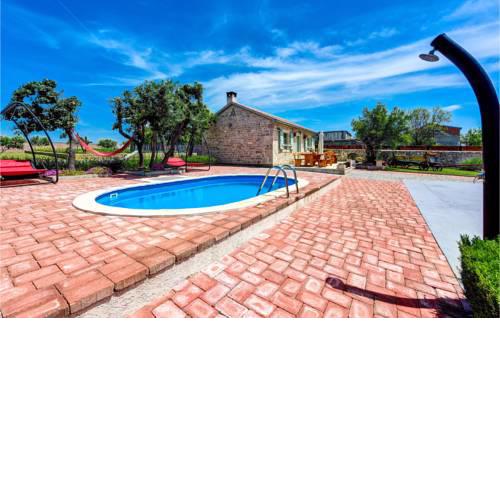 Awesome home in Zemunik Gornji w/ Outdoor swimming pool and 4 Bedrooms