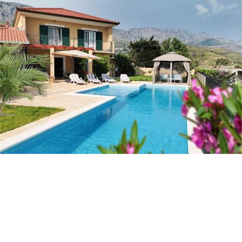Awesome home in Zrnovnica w/ Outdoor swimming pool and 3 Bedrooms