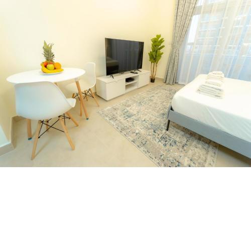 AWS Homes - Studio w high speed WI-FI & Pool at Azizi Star