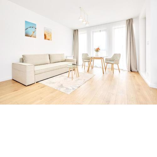 Azure - Cozy City Center Apartment with Balcony