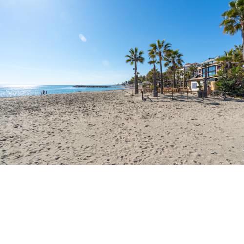Banus/pool/parking/25m away from the sand/Familiar groups