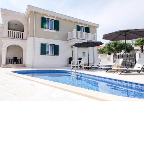 Baselovici Villa Sleeps 8 with Pool Air Con and WiFi