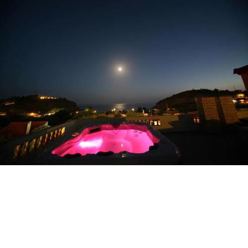 Beach flat with garden, Jacuzzi, BBQ