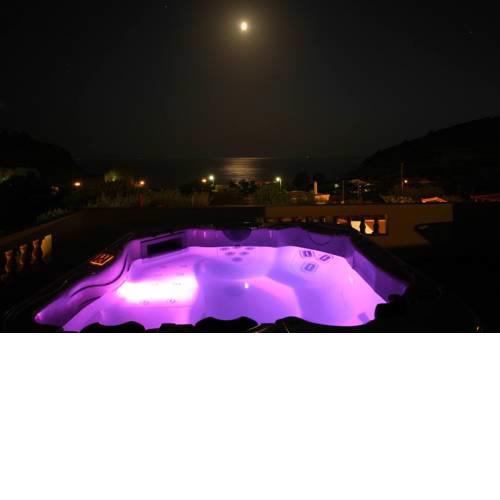 Beach Studio with garden, Jacuzzi, BBQ
