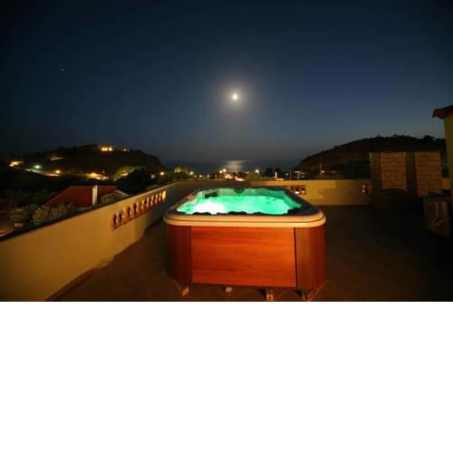 Beach studio with garden/jacuzzi/bbq/ near the sea