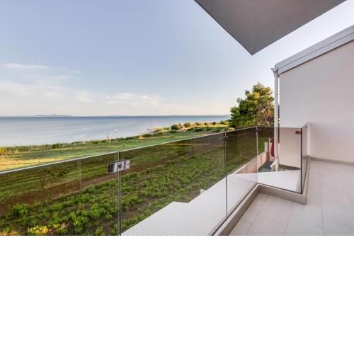 Beachfront 2 bedroom vila with private parking - SGB2