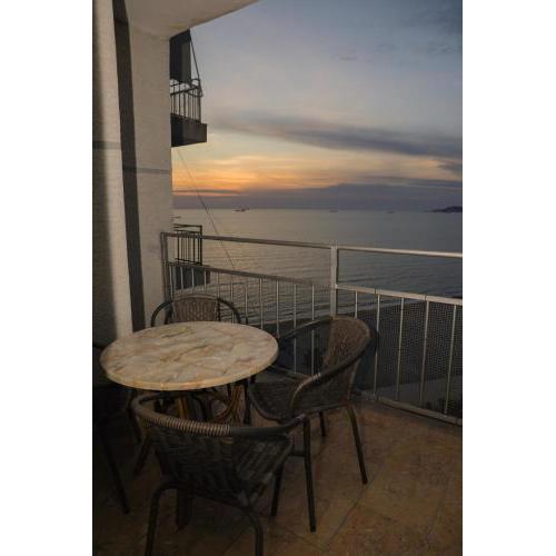 Beachfront Deluxe Apartment