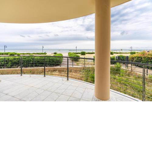 Beachfront Luxurious Newly Built 2-Bed Flat with Stunning Sea Views & Terrace