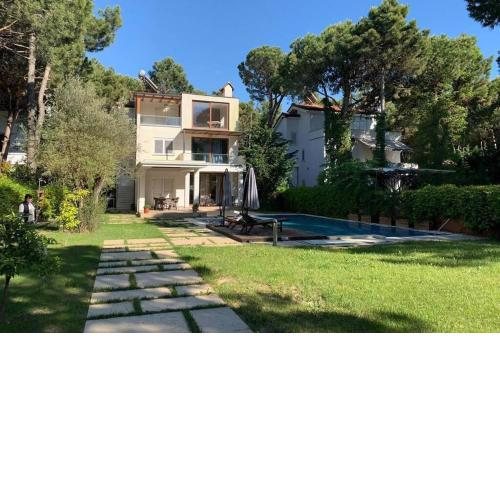 Beachfront Villa with Private Pool by Monika Experiences