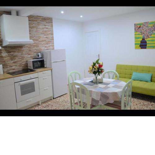 Beautiful 1 bedroom Apartment with gallery and Air Conditioning cb6yr