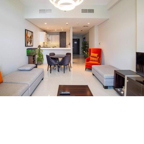 Beautiful 1 Bedroom Golf Vacation Apartment with Pool and Gym overlooking Golf Course