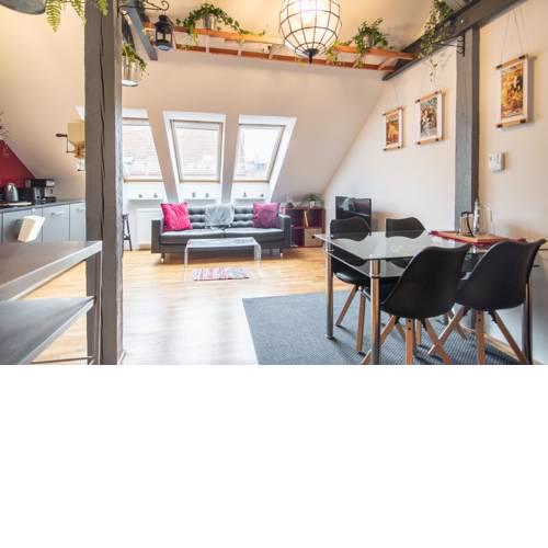 Beautiful 2 level apartment by easyBNB