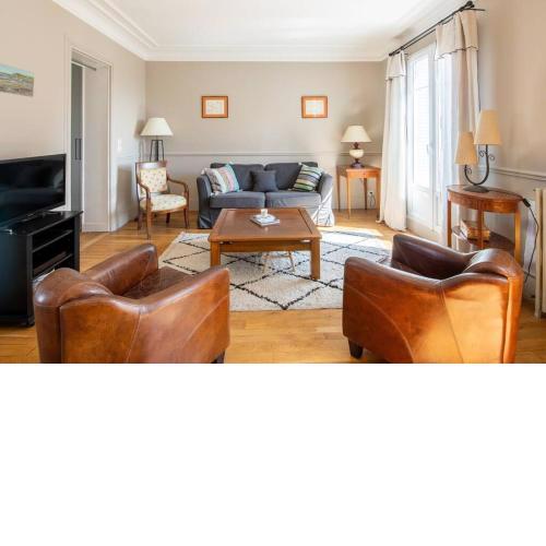 Beautiful and bright appartment near Eiffel Tower