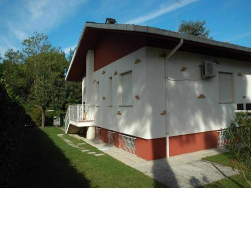 Beautiful and comfortable villa with garden and close to the beach