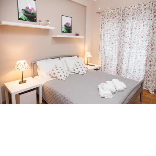 Beautiful and Cozy Apartment in Piraeus!