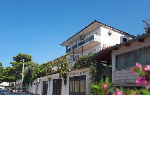 Beautiful apartment in Dugi Rat w/ 1 Bedrooms