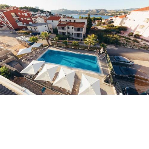 Beautiful apartment in Okrug Gornji with WiFi, Heated swimming pool and 2 Bedrooms