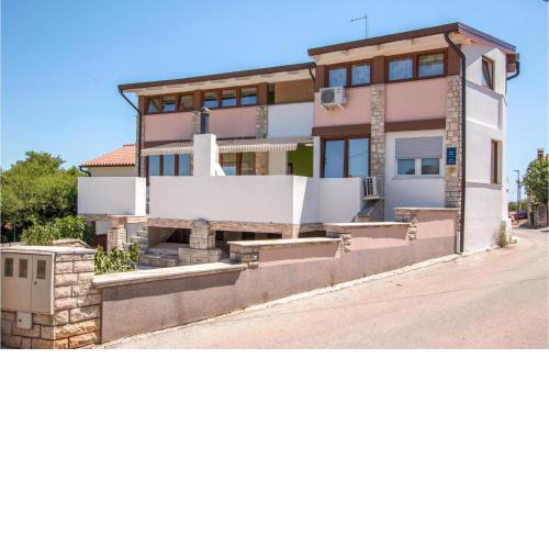 Beautiful apartment in Pomer with WiFi