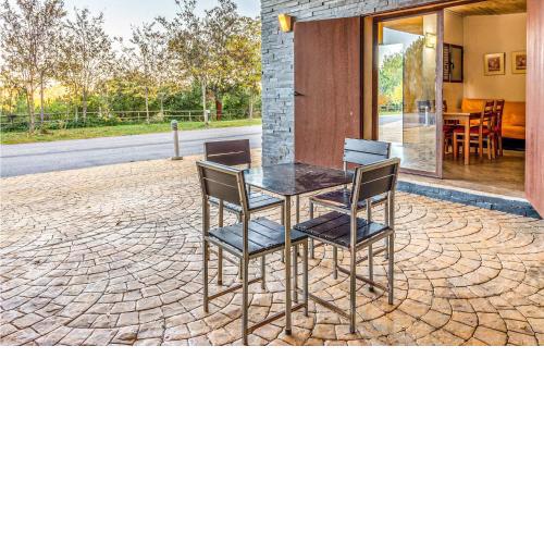 Beautiful apartment in Valencia de alcantara with WiFi, Outdoor swimming pool and 2 Bedrooms