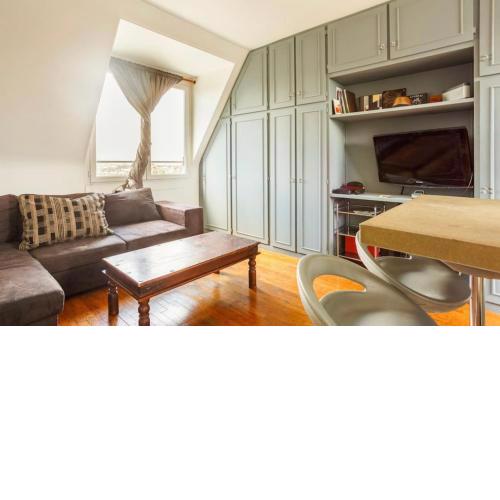 Beautiful apartment with a view of Eiffel Tower in center Paris