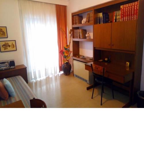 Beautiful Apt (up to 4 guests) close to center!