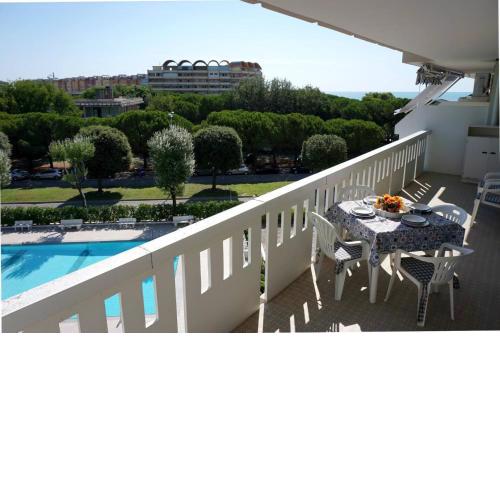 Beautiful Beachfront Apartment-pool-ac