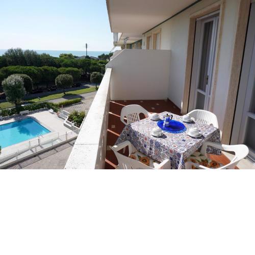 Beautiful Beachfront Apartment with Terrace Sea View and Swimming Pool