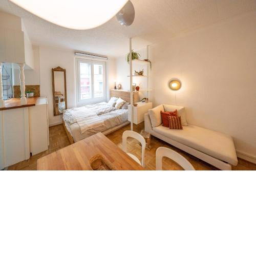 Beautiful central apartment steps from lake and water jet