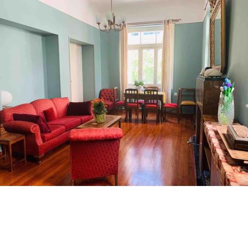 Beautiful Colorful Spacious Flat with Back Yard